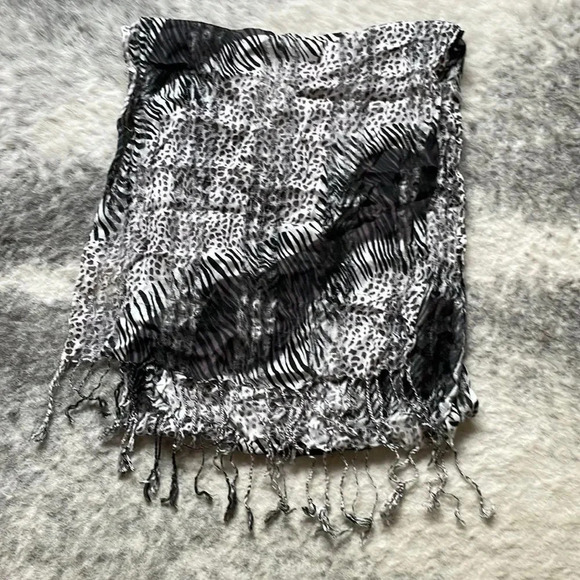 Accessories - 🔥4/$20 Scarf - FREE with purchase